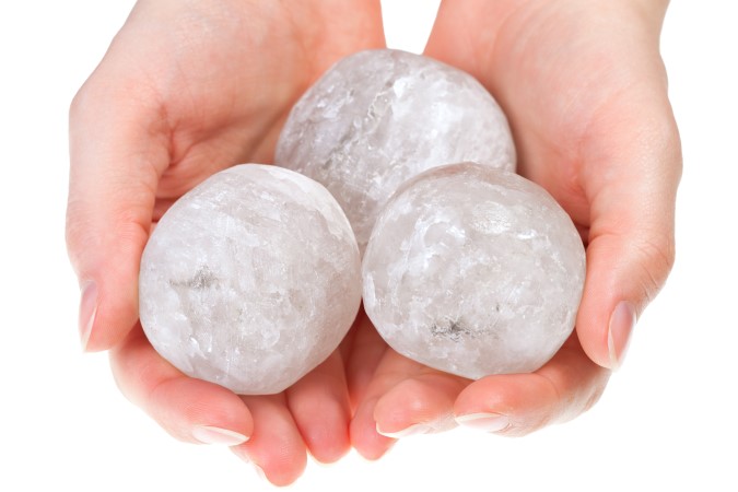 Massage à la balle de sel de l’Himalaya