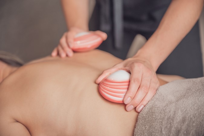 Massage aux coquillages chauffés